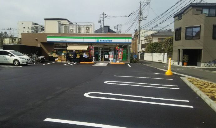 コンビニ　ファミリーマート世田谷弦巻五丁目店（コンビニ）まで65m