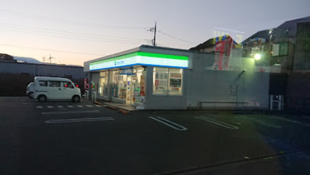 コンビニ　ファミリーマート相模原中丸店（コンビニ）まで1055m