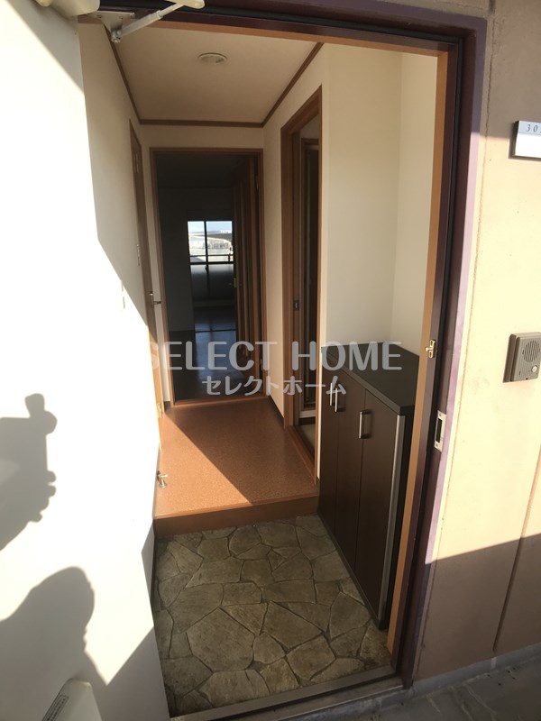 玄関　収納もある玄関です 同型タイプ