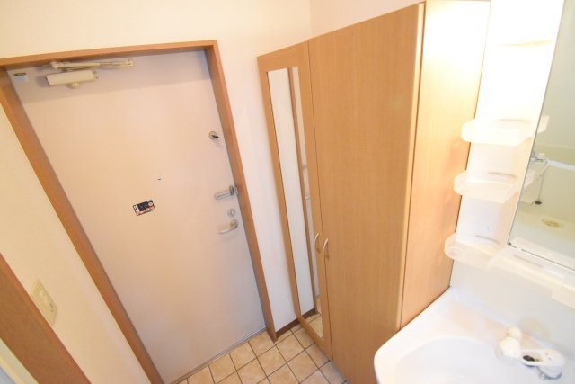 玄関　同物件、別部屋参考写真