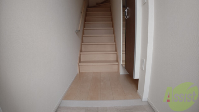 玄関　照明も有り、玄関から各居室までスムーズに行けそうですね。