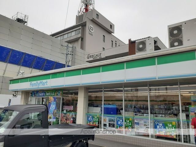 コンビニ　ファミリーマート様（コンビニ）まで400m