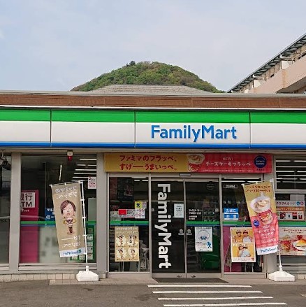 コンビニ　ファミリーマート（コンビニ）まで722m