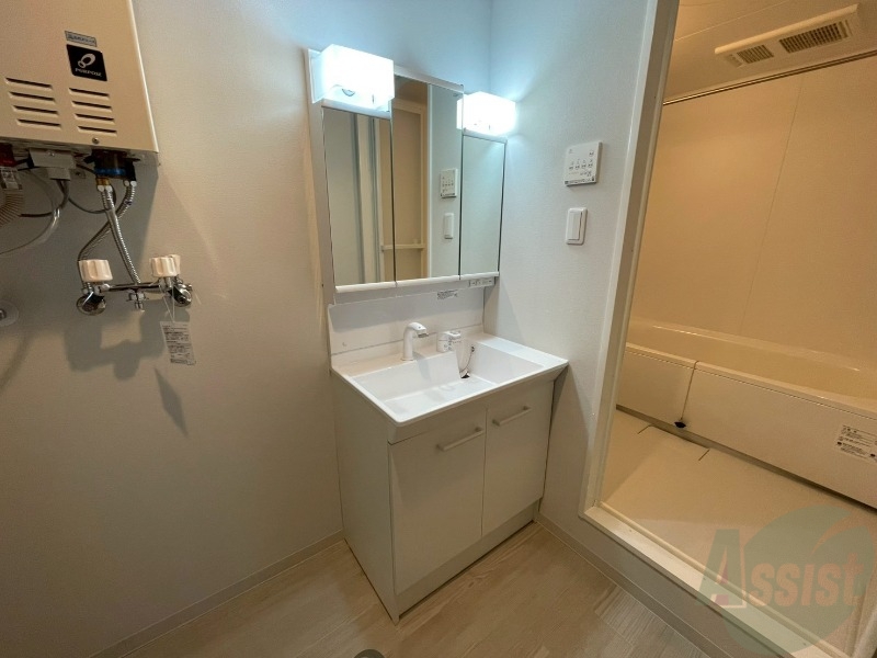 洗面設備　大きくて使いやすそうな独立洗面台になっています。