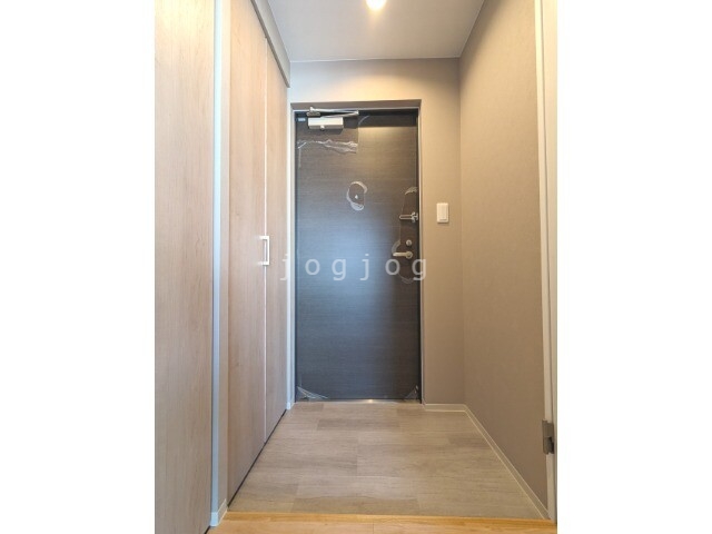 玄関　左手には大きめの下駄箱を完備しています。