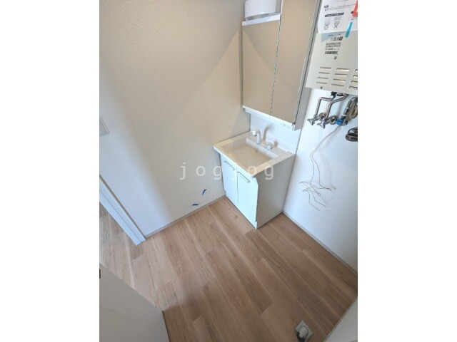 洗面設備　二面鏡付きの洗面台を完備しています。