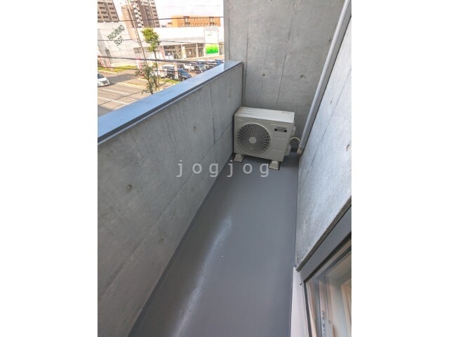 バルコニー　リビングからバルコニーへアクセス可能です。