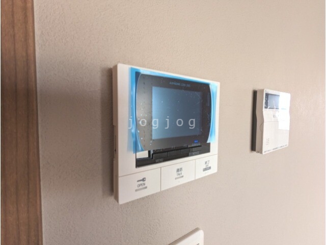 セキュリティ　来訪者の顔を確認できるテレビインターホン付きです。