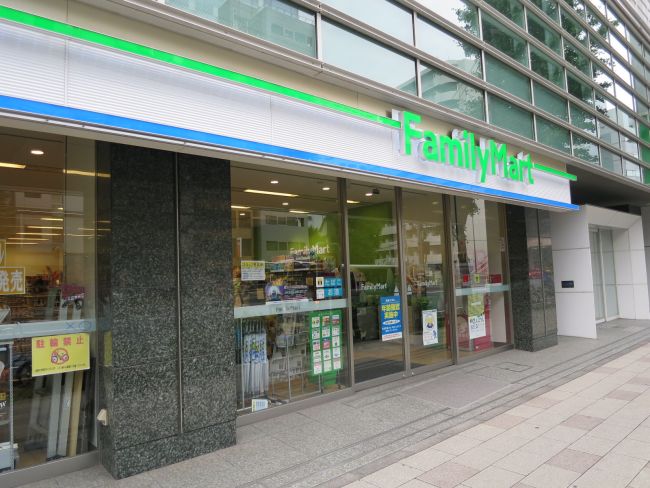 コンビニ　ファミリーマート第一京浜芝二丁目店（コンビニ）まで128m