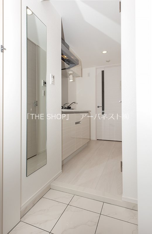 玄関　鏡つきの玄関