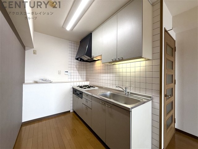 キッチン　3口ガスコンロ付で機能的なキッチンです！