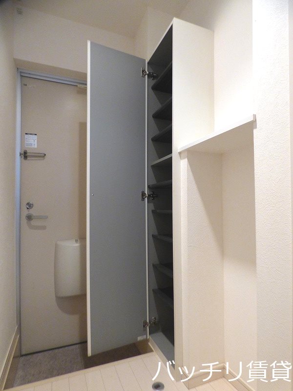 玄関　別号室タイプの為、現状を優先致します。