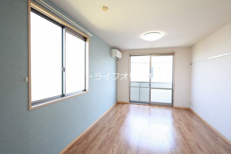 居室・リビング　2面採光の明るいリビングで家族の会話も弾みそうです☆