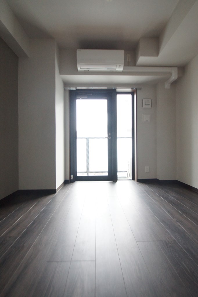 居室・リビング　落ち着いた色合いの床材を使用した居住空間です。