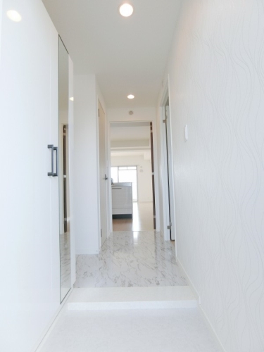 玄関　同タイプ・別部屋、現況優先