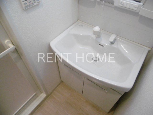 洗面設備　シャンプードレッサーの独立洗面台です。