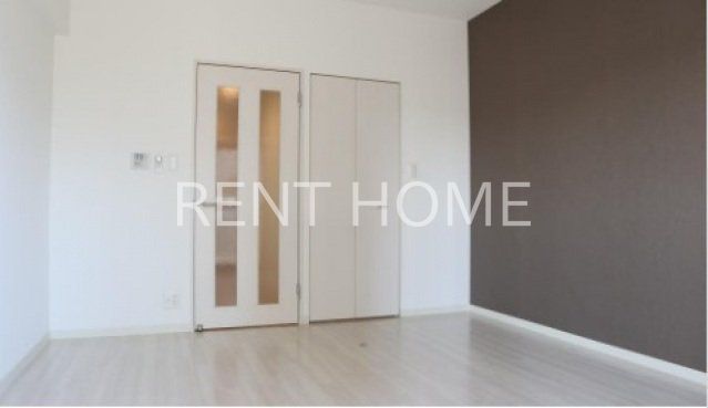 居室・リビング　南向きで洋室8.4帖と広めです。