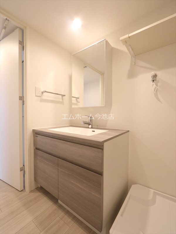 洗面設備　脱衣所　独立洗面台（シャンプードレッサー付）