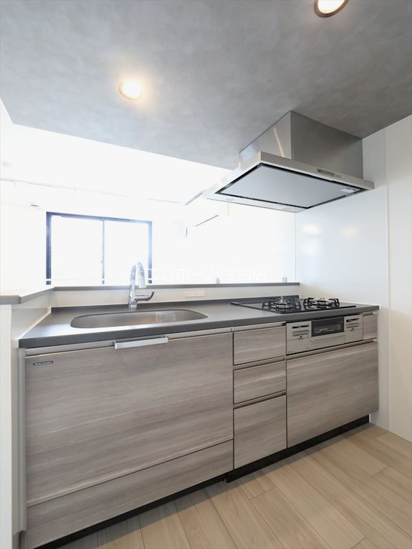 キッチン　システムキッチン（ガス3口グリル付）