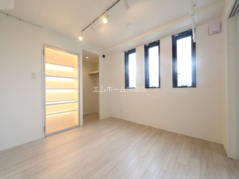 その他　洋室7.03帖　エアコン付　換気良好　収納充実しています