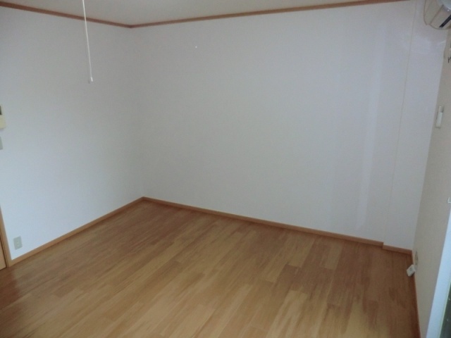 居室・リビング　エアコン付きで快適に過ごせます♪