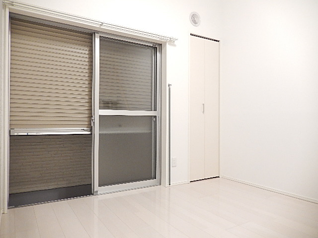 その他　防犯シャッター付で安心生活。