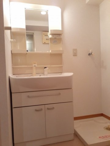 洗面設備　スペースが確保できる洗面所です