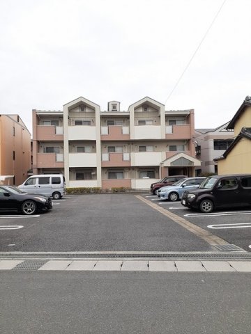 駐車場　駐車場があるので、車を買う予定の方も安心です