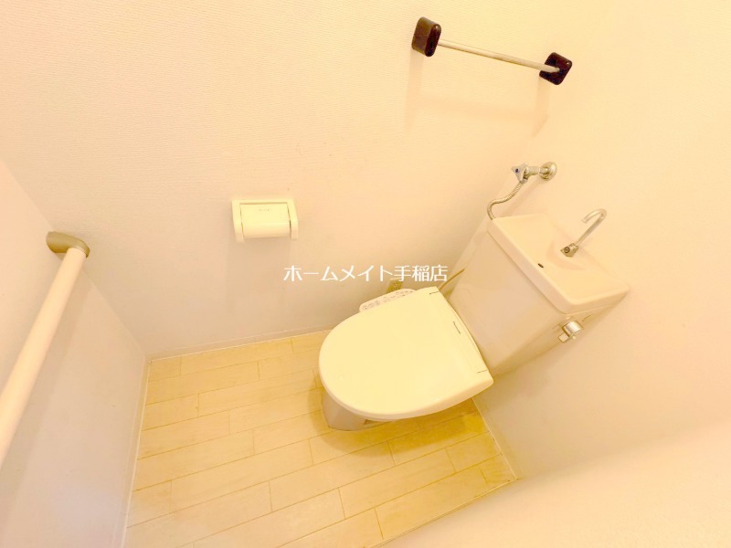 トイレ　温水洗浄暖房便座、手すり付きです！