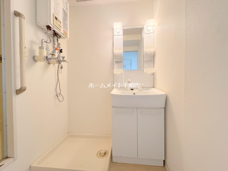 洗面設備　シャワー付きです！