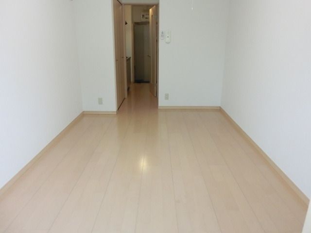 居室・リビング　バルコニーから見た居室