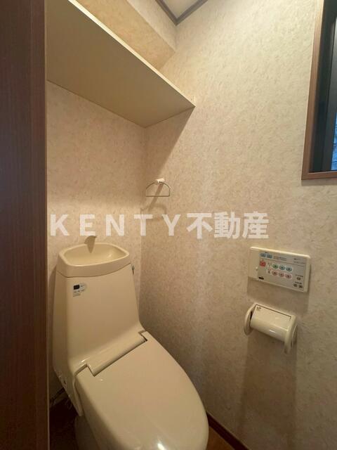 トイレ　落ち着いた色調のトイレです