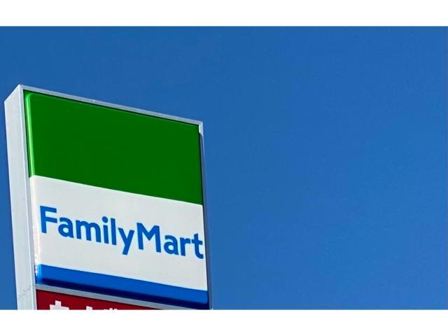 コンビニ　ファミリーマート浜松中央3丁目店（コンビニ）まで471m