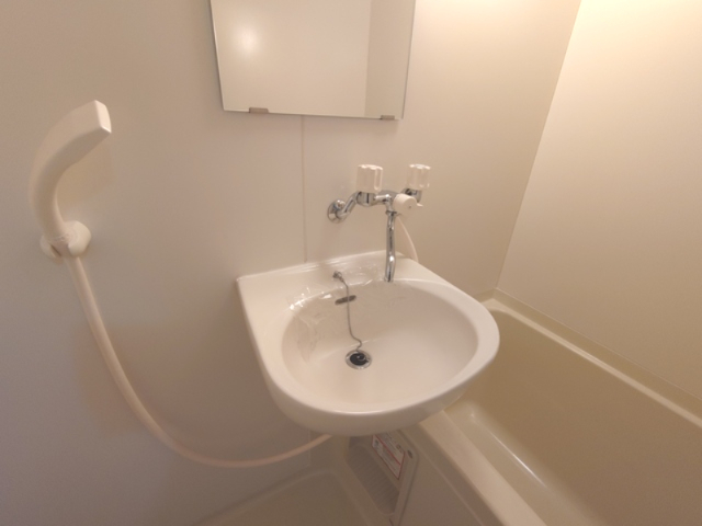 洗面設備　浴室内の洗面台です。