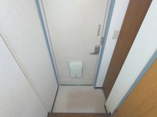 玄関　下駄箱付きの玄関です。