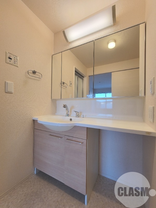 洗面設備　鏡の大きなシャンプードレッサー♪