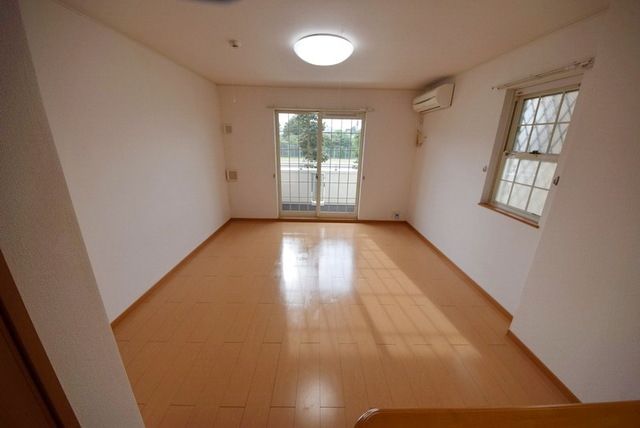 居室・リビング　※同タイプ写真　横の窓はありません。