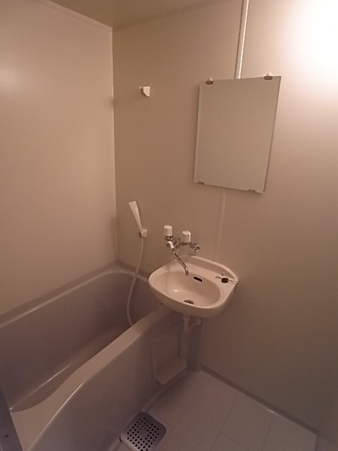 バス・シャワールーム　お風呂・トイレ別のセパレートはいいですね。