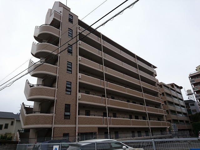 建物外観　タイル張りのきれいな外観です