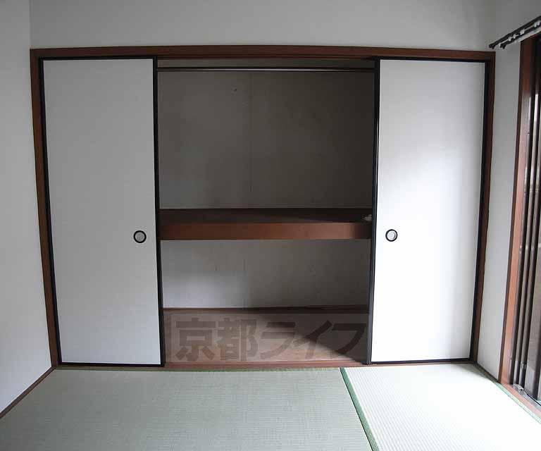 収納　壁一面の押入れです。