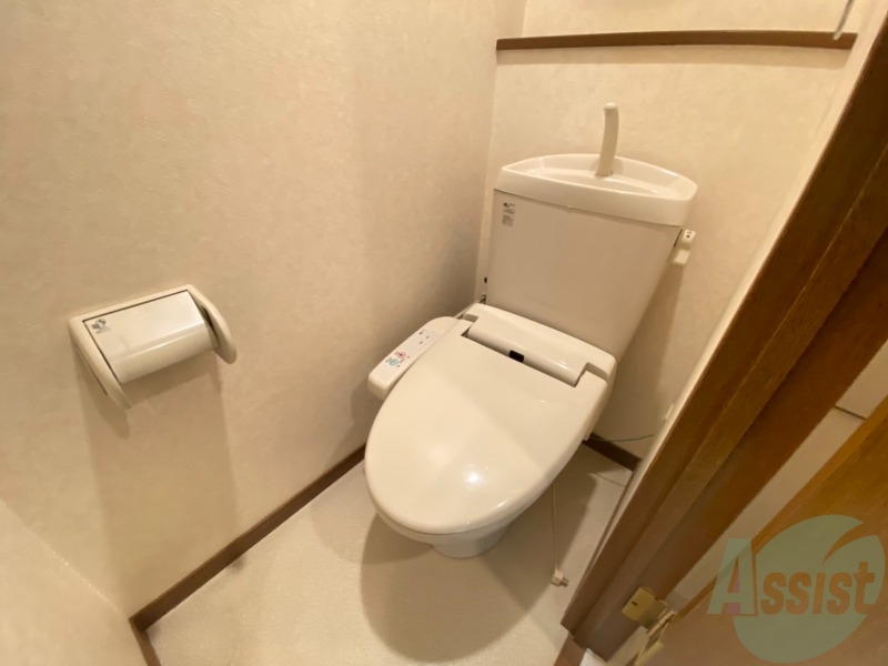 トイレ　温水洗浄便座なので快適に使用できそうですね。