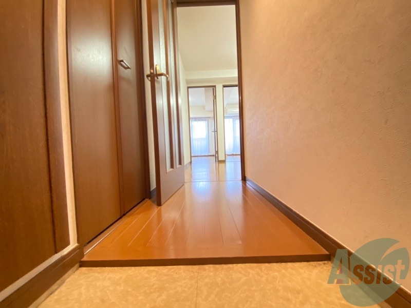 玄関　玄関から撮影しました。敷居が高くなくて安心ですね。