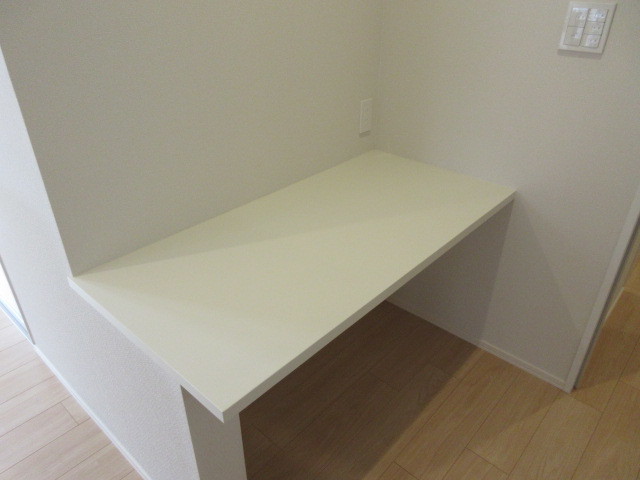 その他設備　多目的に使えるデスクカウンター