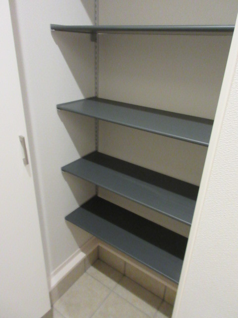 玄関　玄関にはシューズボックスあり