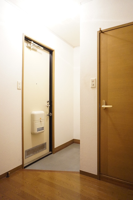 玄関　※別部屋参考写真