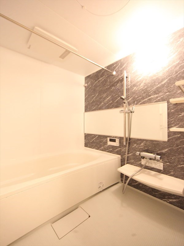 バス・シャワールーム　浴室暖房乾燥機付　追い焚き・オートバス機能付お風呂