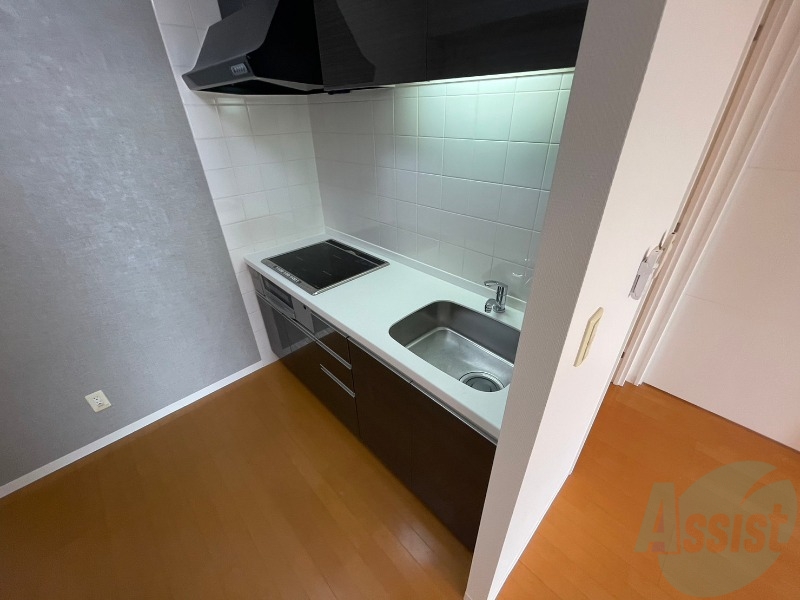 キッチン　ＩＨシステムキッチンです。お手入れも楽々ですね。