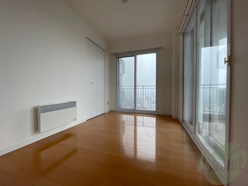 その他部屋・スペース　寝室はこちらです。光が差し込む、温かみのあるお部屋です。