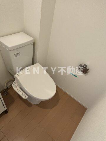 トイレ　落ち着いた色調のトイレです