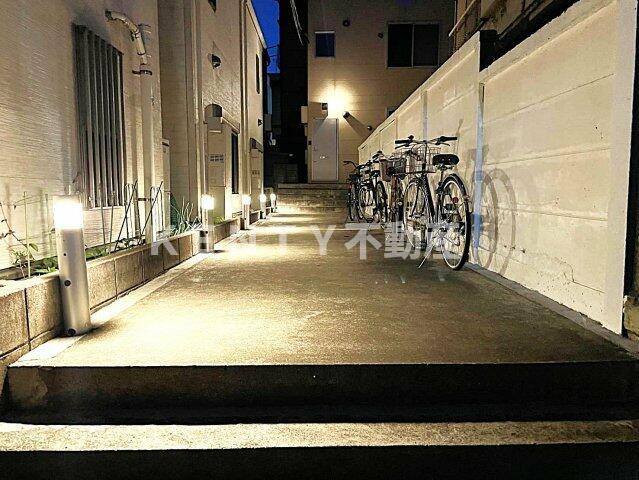 その他共有部分　夜も安心のお洒落な照明